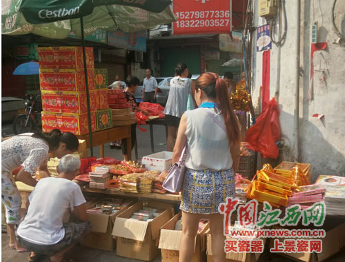 銷售中元節(jié)祭品的攤位火暴